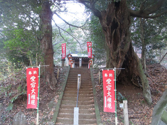 見城山へは、広沢寺温泉の駐車場脇の「愛宕神社」の鳥居から登る