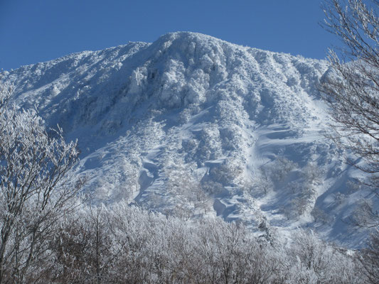 大迫力の三宝荒神山