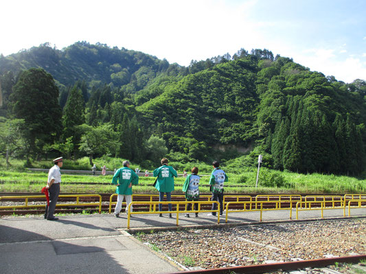 「只見線に手を振る活動」というのがあり、出発する列車に地元の方たちがハッピを着て元気よく手を振ります