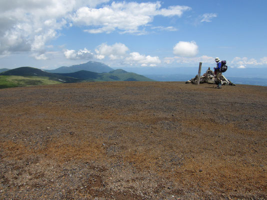 ザラザラの地面が続く山頂