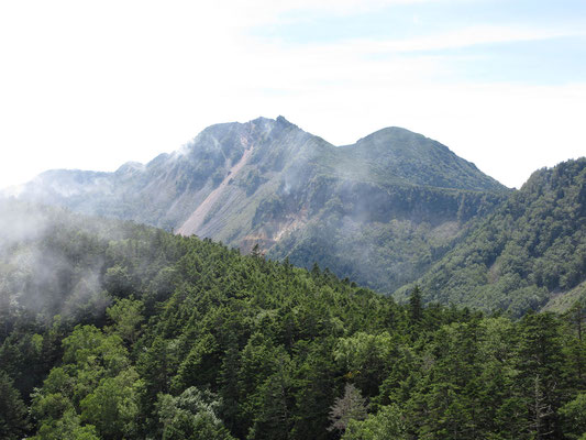 ガスが動いて東天狗・西天狗岳が現れる