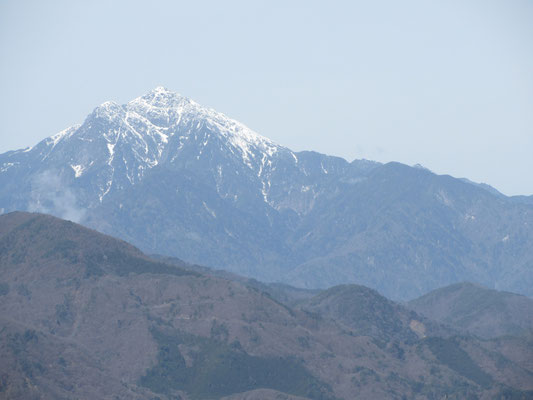甲斐駒ヶ岳　うっすらと白いのは前日の雨のせい
