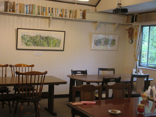 こちらは食堂の壁　今回は横長の大きめの作品を持って来ました