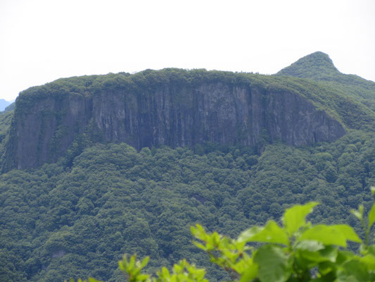 そしてズームで、ド・ドーンと荒船山　何故か鉄腕アトムを連想してしまう