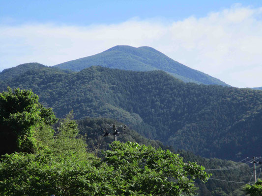 五葉山に向かう道すがら、美しい双耳峰の山