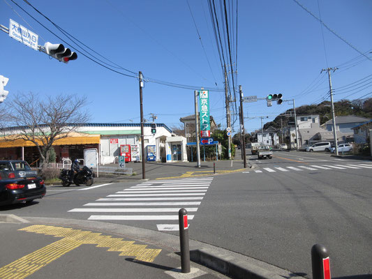 下りてきた先には、交通の要所的な大きな交差点　「大楠山登山口」とあるが、登りに使うなら前田橋からが絶対にオススメ　この道は下りにはいいが、あくまでも車道なので登路にはつまらない