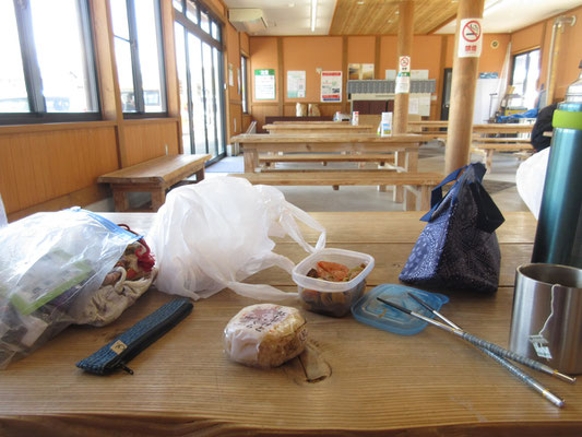 そこには立派な木造の休憩舎があり、持参の煮物とコンビニおにぎりで昼食