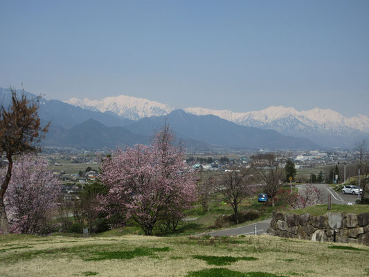 帰路に立ち寄った池田町の展望公園　先程まで真向かいに見えていた爺ヶ岳や鹿島槍が遠くになった