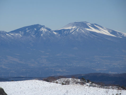 目を北方面に転じれば、浅間山と黒斑山　浅間は小さく気炎を吐いている