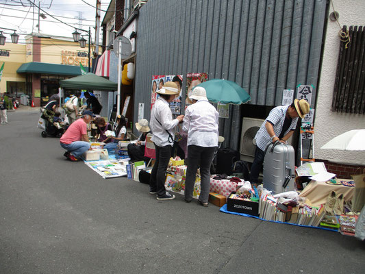 何店も出店してます　ジャンルも扱うものも様々です　でも基本は古本市