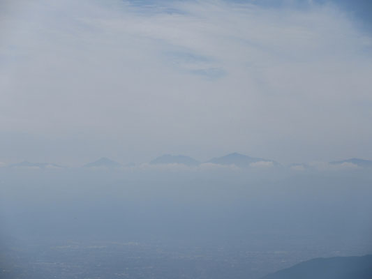 霞んでいるが、立派な三角錐は悪沢岳、もっこりと双耳峰は赤石岳、左の小さな三角錐は聖岳