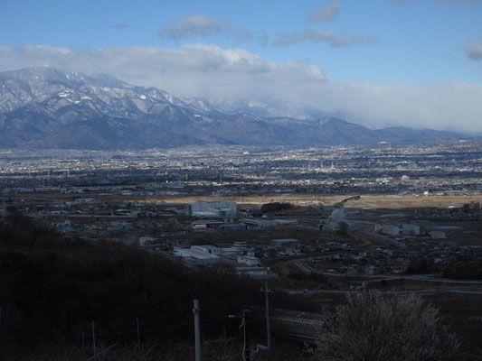 行く先の方を眺めると山並みを雪雲が覆っている　山梨周辺で過ごすのが賢明と判断