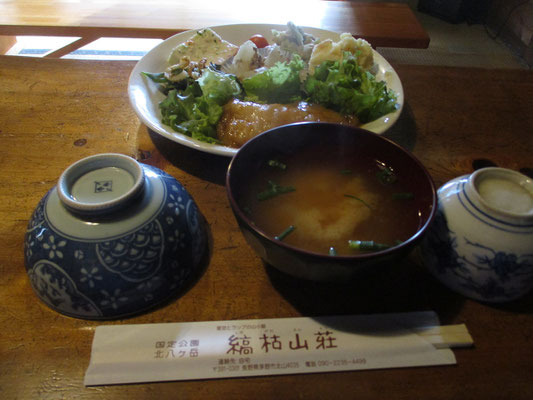 おいしい夕食　いろいろ手作りのものが盛り付けられている