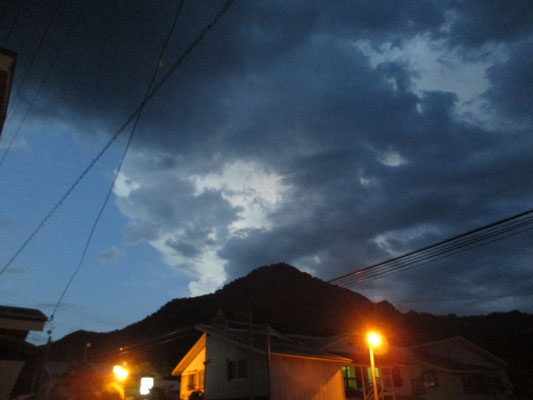 二日目の夜、各地で雷雲が発達していたようで会津田島方面の雲が柴倉山の向こうでピカピカ光っていました