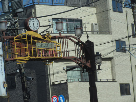 チンチン電車のデザイン！　それだけ住民に親しまれているトラムという事だったのでしょう　残念ながら時計は止まり、かなり錆びているけど💧