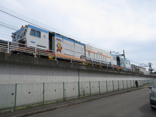 線路沿いを歩いているとカッコいい作業車が止まっていた　マルチプルタイタンパーでマルタイと言うらしい　