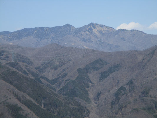 祠がある方からは北方向に袈裟丸山が見える　右の三角が前袈裟丸、左のが後袈裟丸とのこと