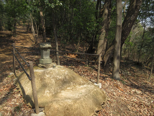 次の分岐点には道祖神