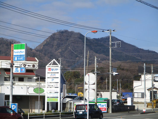 当日はいつもの集合場所「荻野分館前」ではなく、「JA荻野支所」　ここからは発句石のある広場や採石のために削り取られたひな壇状の断崖がよく見える