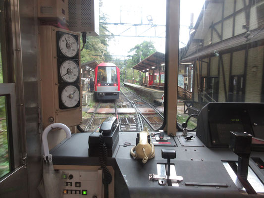 次の駅で上り列車と待ち合わせ
