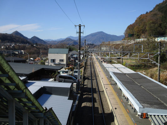 この日は駅の跨線橋からもくっきりと山並みが見える好天