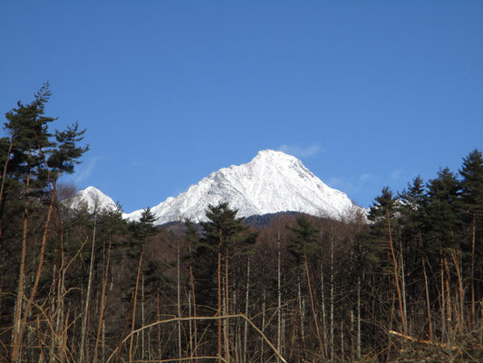 ロッジ山旅を出た所で、すでにババーン！と赤岳（真っ白だけど）