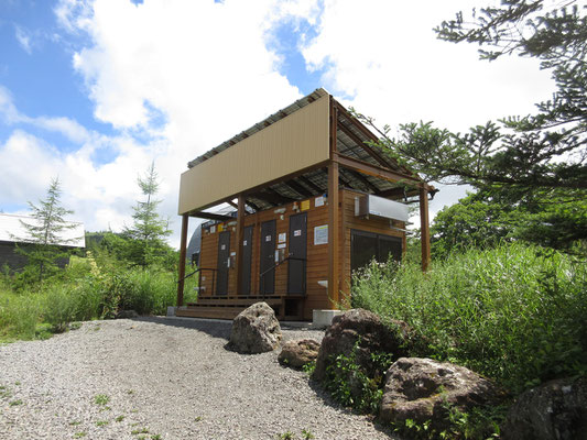 キャンプ場跡の地点まで来ると、ようやくお休み処となる　ここにはきれいなバイオトイレも設置されている