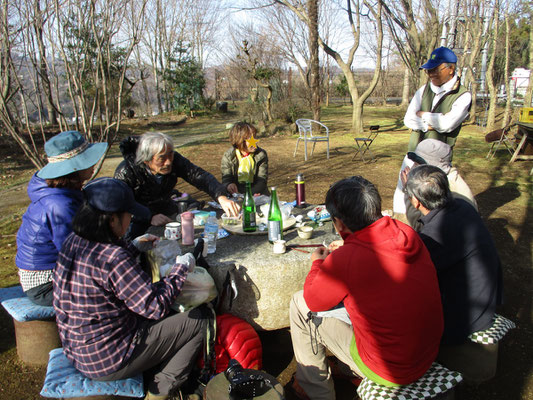 下山後の沓掛館山での宴会　「西山を守る会」の事務局代表の話を聞く