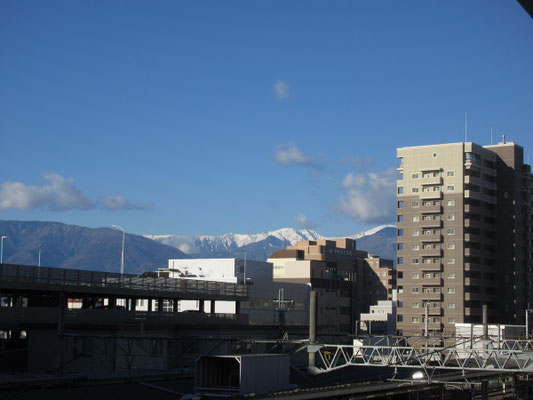 これは甲府駅の上の歩道から 白峰三山の農鳥が見える サスガです!!