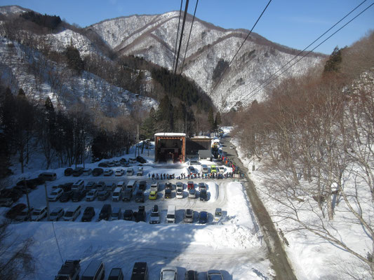 車は狭い駐車場　どこも一杯　かなり下った白布温泉の駐車場まで歩かないとダメ