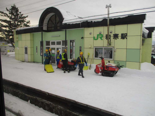 除雪をほぼ終了した作業員の人たち　お疲れ様です