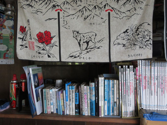 本棚コーナー　ここに今回持参した「山の絵」の画文集二冊も置いていただいた