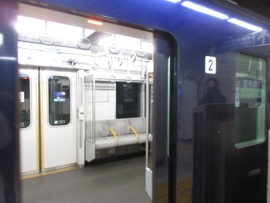 そして来る列車はみな東急線〜みなとみらい線に接続して「元町・中華街」行きだが、時折自分の最寄り駅に行く相鉄線接続がやってくる　それに乗車すると、なんと乗換なしで帰宅できる　しかも！来た車両が相鉄車両だった！！　思わず「相鉄車両だぁ〜」と言ってしまうほどの喜びよう　最高のミニ鉄旅ができました
