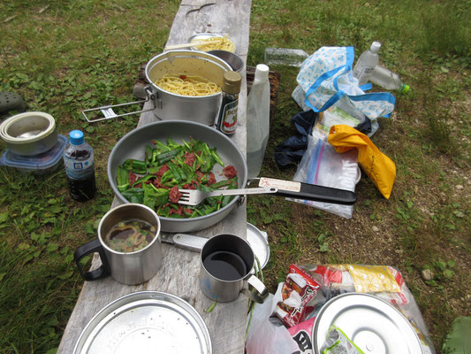 この日は雨が降っていなかったので、外のベンチで夕食となる　メニューはペペロンチーノと炒めものと味噌汁