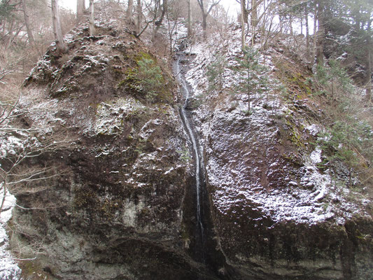 この写真ではまったく大きさが分からないが、山のような岸壁の中央に滝が流れている「瓶子（みすず）の滝」　瓶子とは神に供えるお神酒をいれる器のことで、両脇の岩を瓶子岩と呼んだことによるそう　