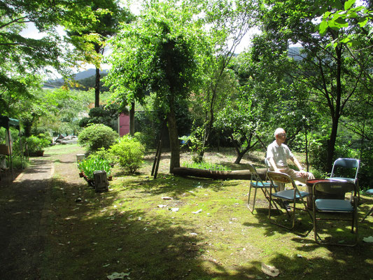 ホッと樹の下にてひと休み　日差しも心地よく感じられるほど