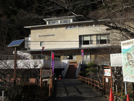 そうした不思議な石の解明？のため、帰りには「鳳来寺山自然科学博物館」に立ち寄る　山歩きと同じく楽しみにしていた場所