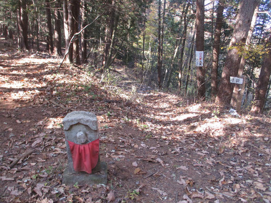 到着した日原峠　お地蔵様が待っていた