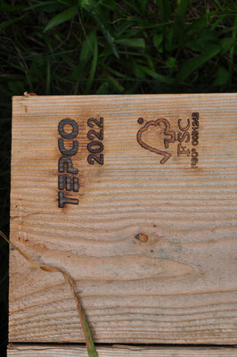 TEPCOが施設している木道には、設置年も記された刻印が押されている　