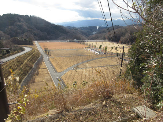 そしてすぐ右手に視線を移せば、そこも深い谷の豊かな自然だった場所一面が広大な墓場・・・かつて数年前、仲間と反対の活動を一生懸命したが、叶わず　東京ドーム4倍近い広さの墓地が造成されてしまった