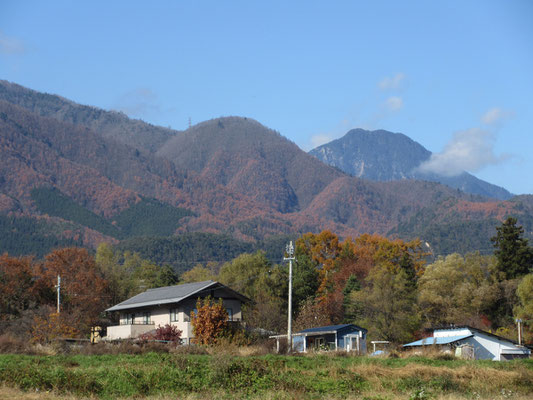 有明山の方も秋色