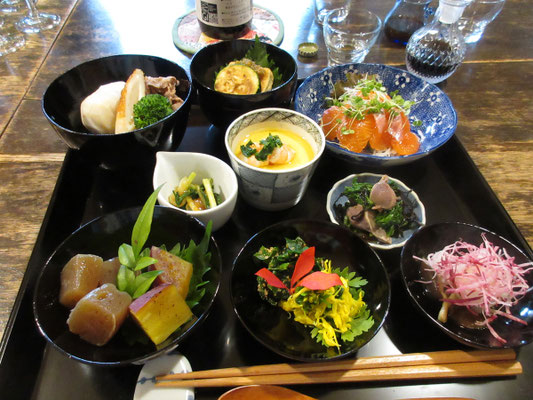 おごちそうの夕食 この黒い年代物のお椀の数々は、オーナーSさんの転居先の蔵から出てきたものだそう 有効活用!