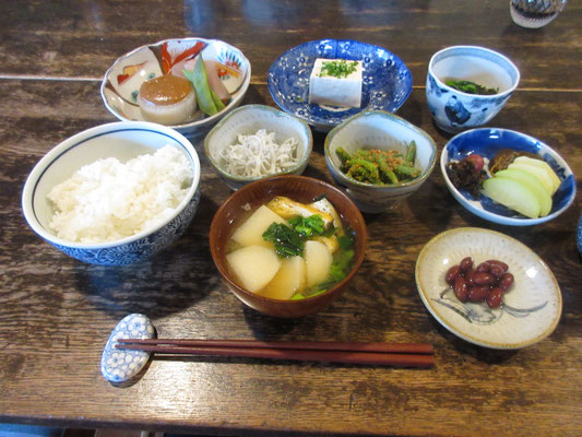 地産地消の朝ごはん 最高です これにジャガイモ入りの卵焼きが付きました