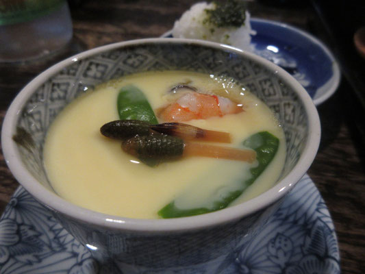 お食事はどれもこれも美味　これは土筆がかわいい茶碗蒸し