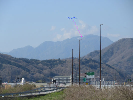 中央道・双葉JCTから中部横断道　増穂PAにて　正面に衝立のようにそびえる山　七面山！　上部の雪で少し白く見える場所が大崩壊地の「ナナイタガレ」