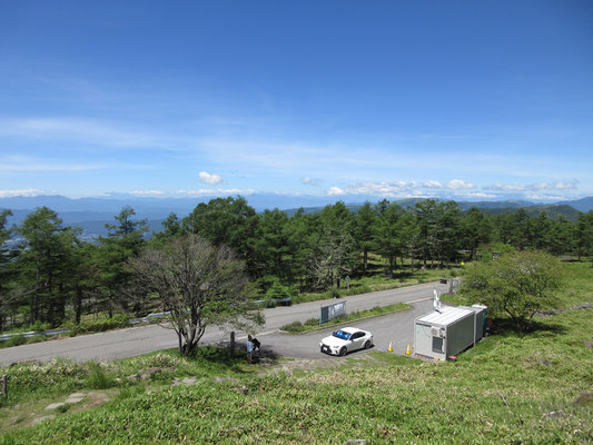 以前は木が茂ってしまっていた展望台もスッキリ整備　簡易トイレと現場事務所？のプレハブが残っている