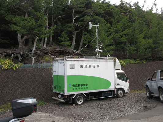 道路に戻ると、こんな車も見つけた