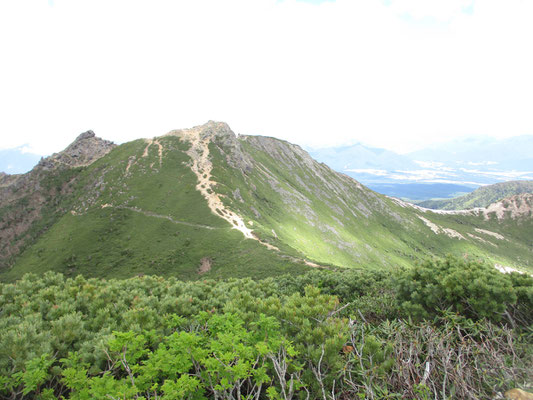 東天狗岳が正面に見えます　が、もうくたびれたしスケッチもしたいので、行きません　西天狗山頂でのんびり