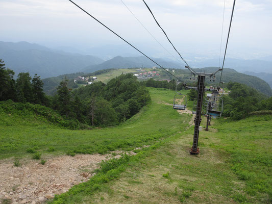 ３本乗り継いで漸く見えてきた天元台高原の広場