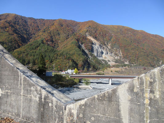 橋の向こう、対岸に見える大崩は1961(昭和36)年の梅雨末期の豪雨災害による大西山の土砂崩れ跡 下が今では大西公園となっている のちほどここも訪ねる